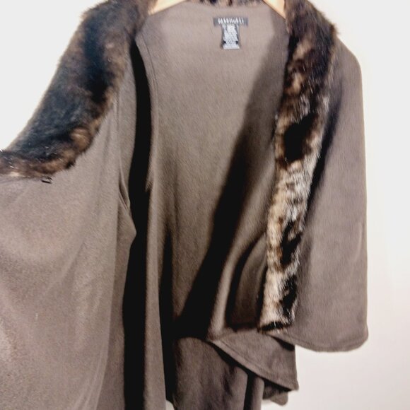 Parkhurst, One Size, Brown Fleece Cape With Faux Fur Collar, Has Inside Armholes - Picture 12 of 16